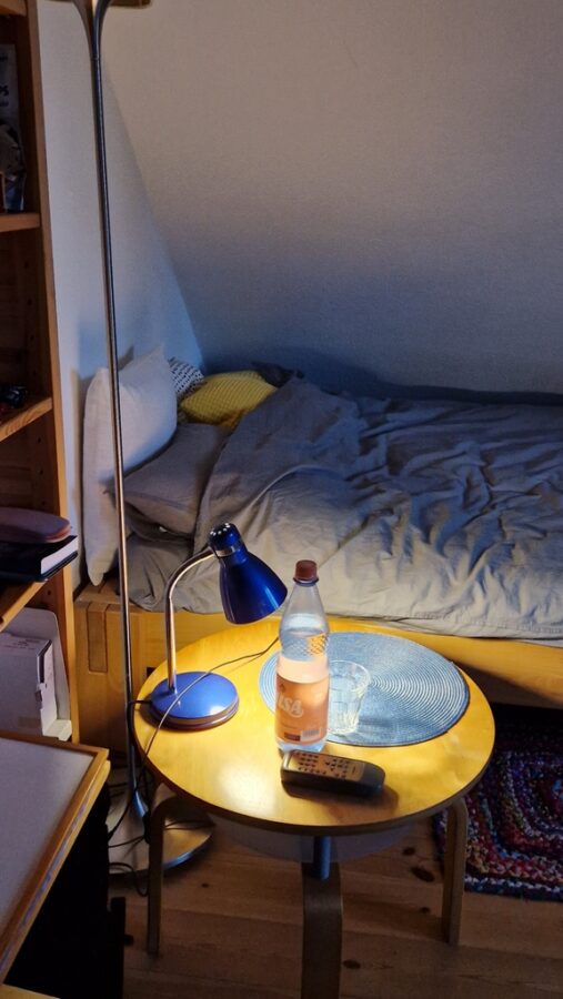 Łóżko, stolik i lampka nocna
